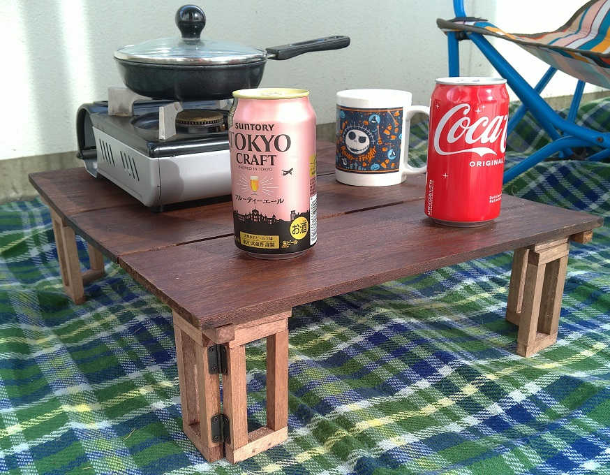 100均セリアの板材でアウトドア用大小(2Way)ミニテーブルを作った。完成したのでモノを載せてみる